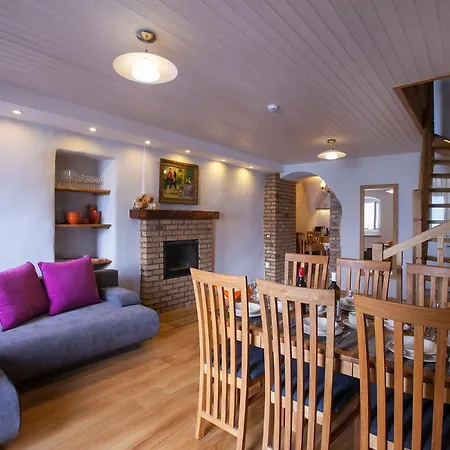 Il Piazzo Sleeps 8 Hébergement de vacances Menaggio